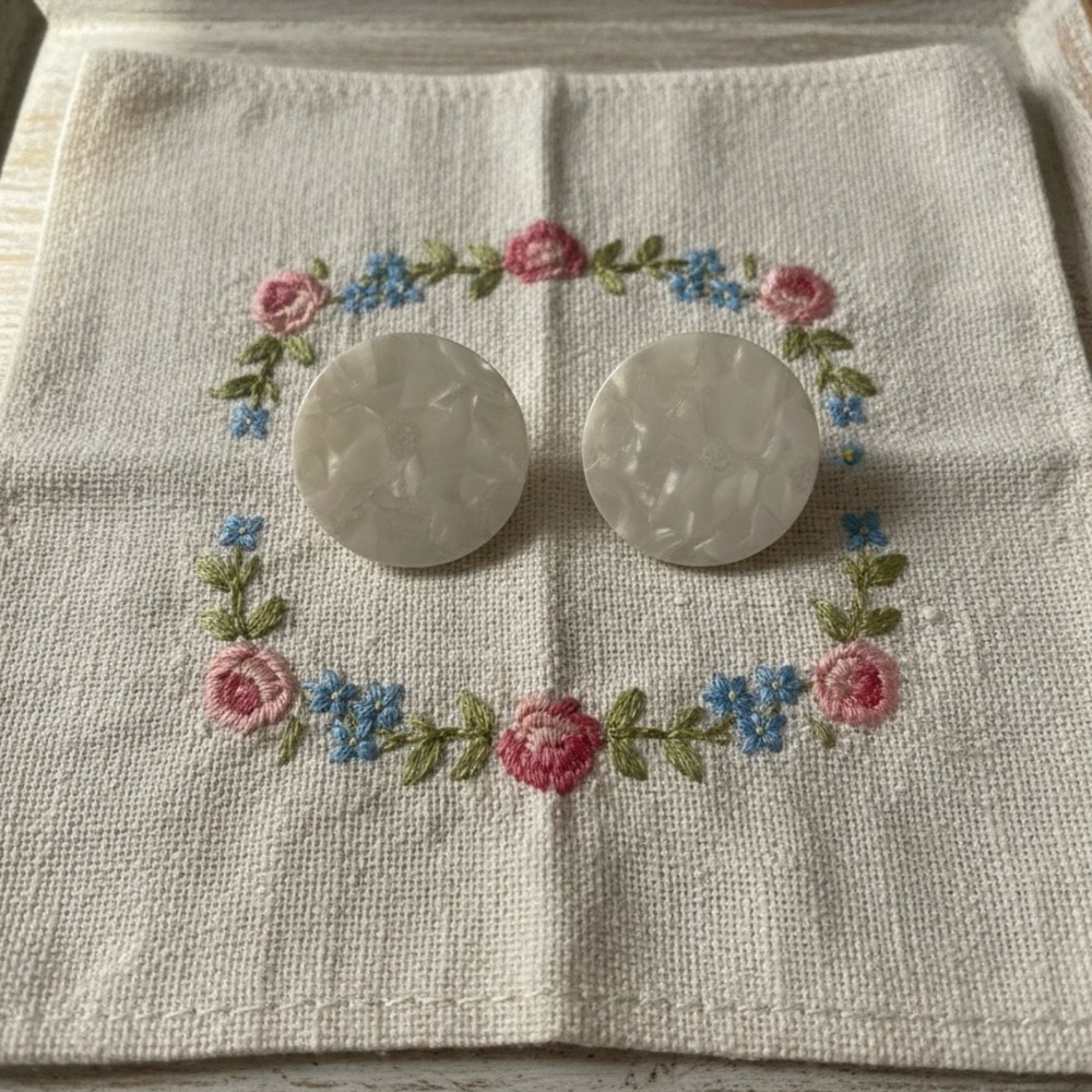 White Mother of Pearl Style Earrings 🤍